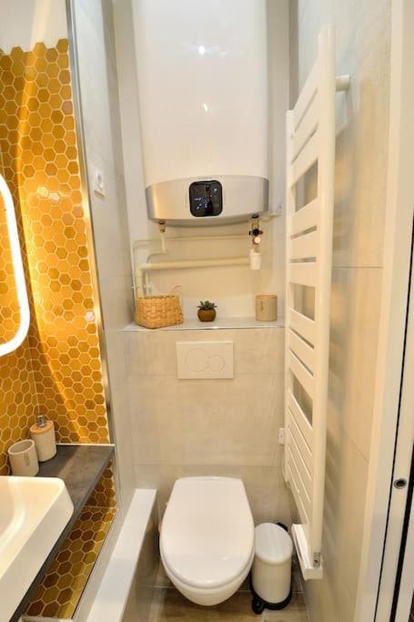 Tiny Cosy Namastay In Trendy Canal St Martin Area Apartment